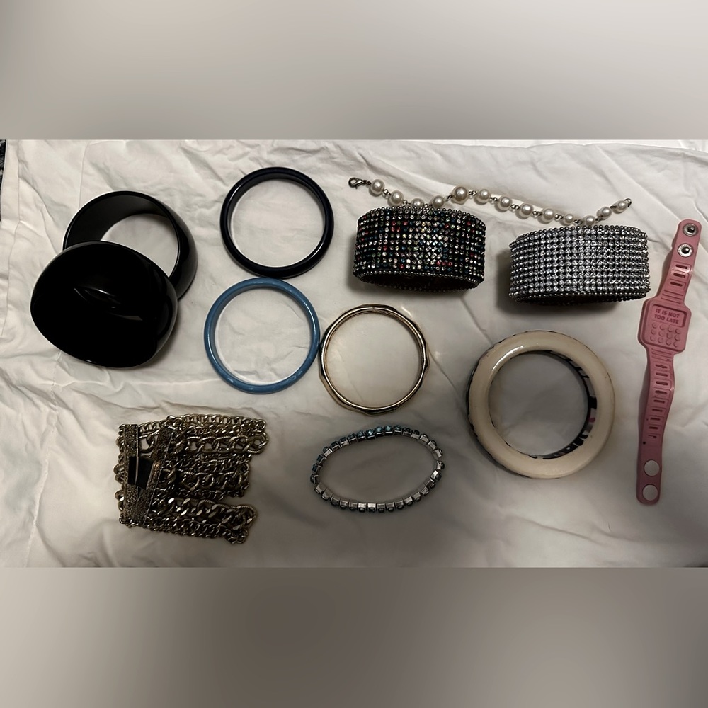 Shoebox full of costume jewelry - Picture 3 of 7